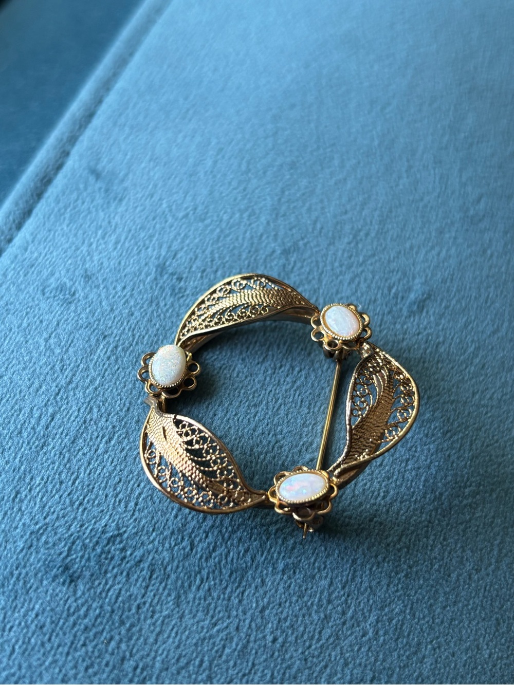 Vintage mid-century gold tone filigree brooch with three opal-like stones - Picture 4 of 8